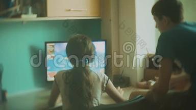 孩子们在电子游戏中玩电脑。 男孩和女孩玩网络电子游戏慢动作视频生活方式